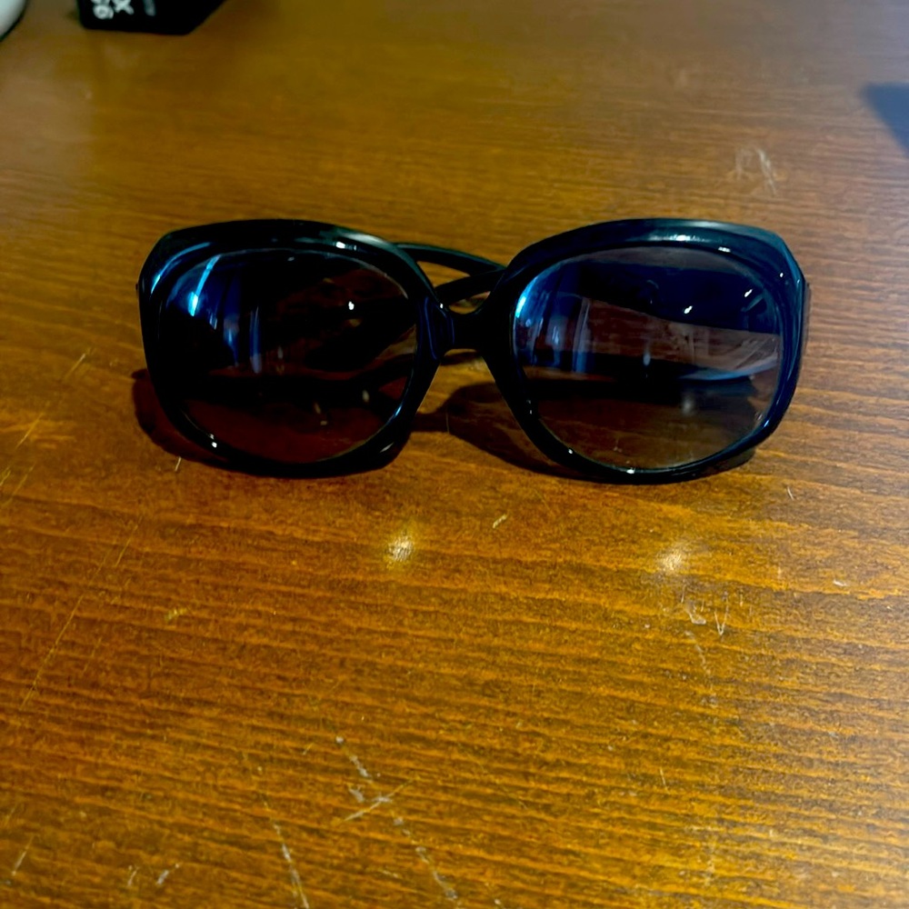 Dior sunglasses. worn a few times. No case